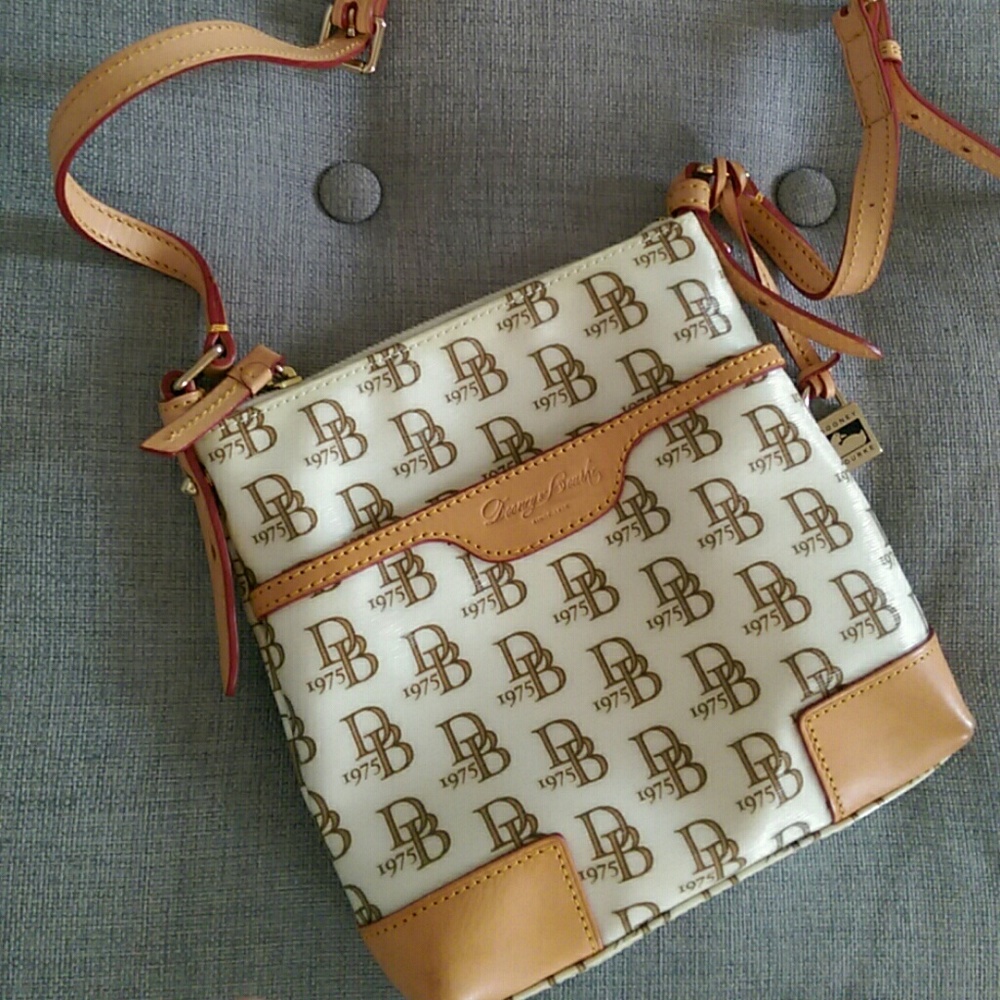 Dooney & Bourke logo crossbody